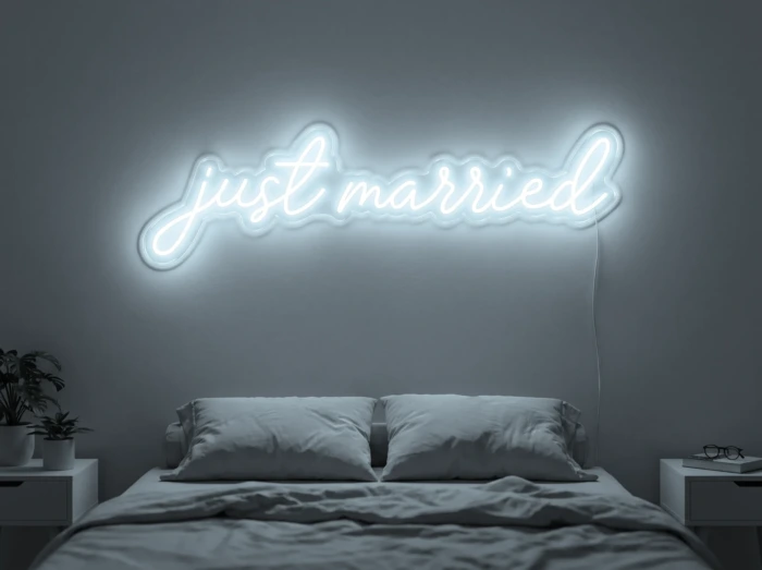 Neonskylt «Just Married» i iskall vit LED-neon, monterad på vägg