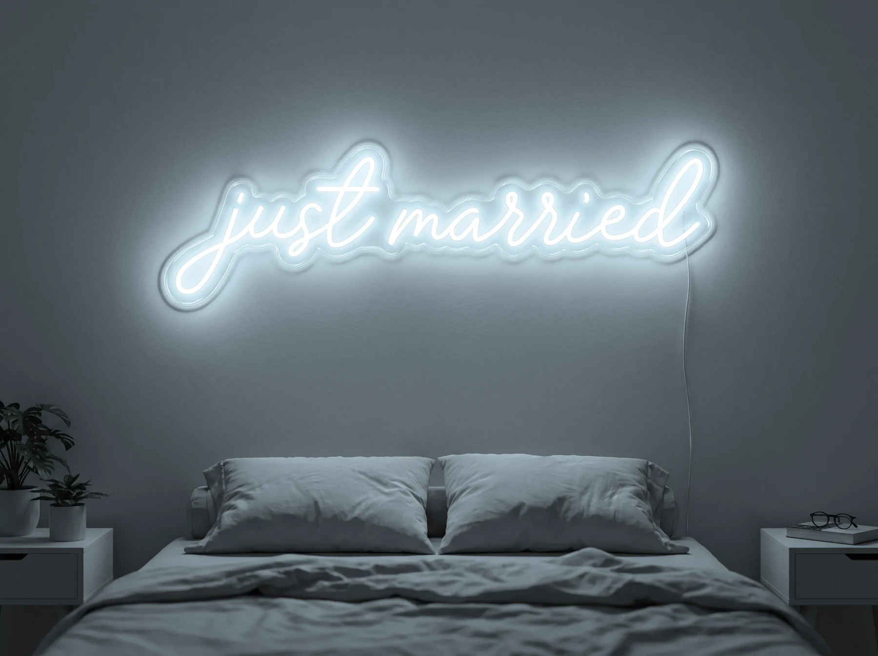 Neonskylt «Just Married» i iskall vit LED-neon, monterad på vägg