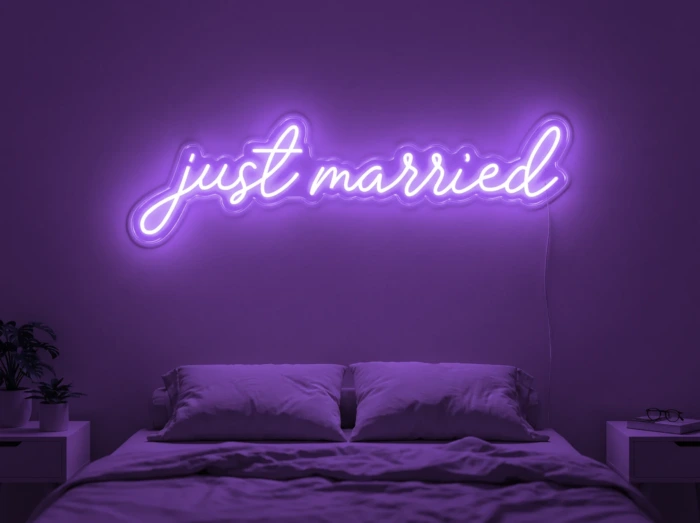 Neonskylt «Just Married» i lila LED-neon, monterad på vägg
