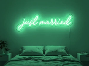 Neonskylt «Just Married» i mintgrön LED-neon, monterad på vägg