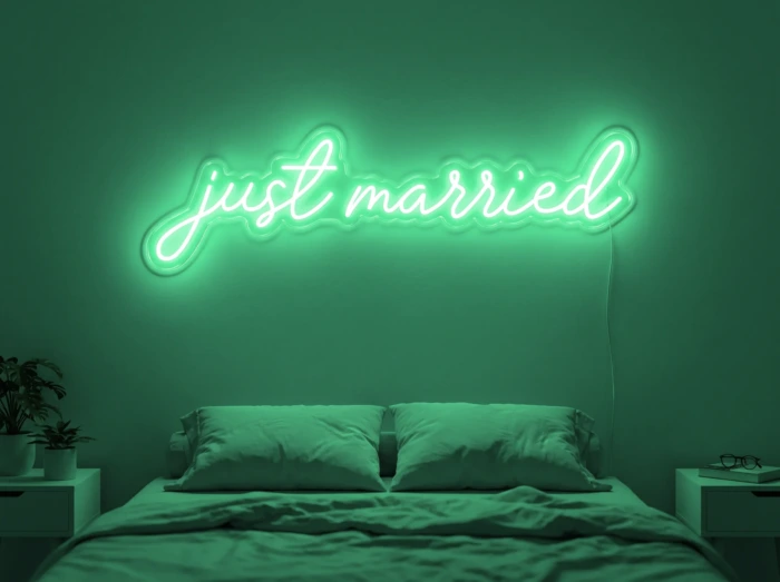 Neonskylt «Just Married» i mintgrön LED-neon, monterad på vägg