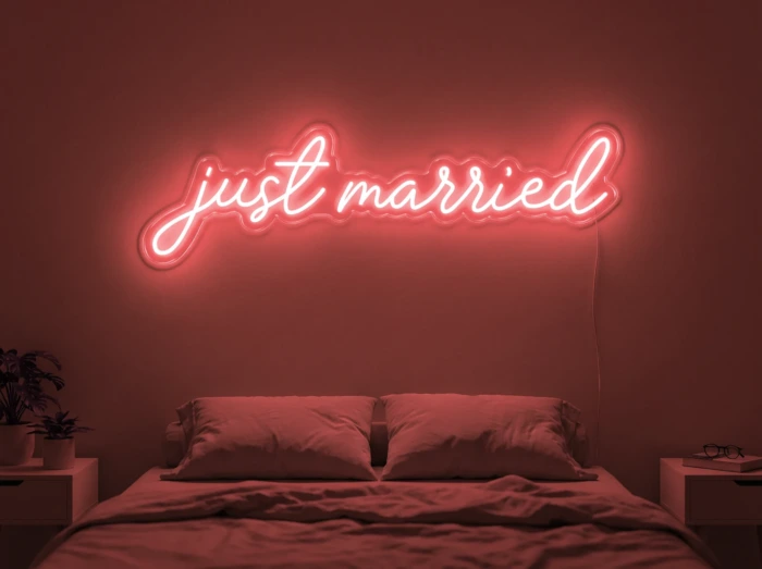 Neonskylt «Just Married» i röd LED-neon, monterad på vägg
