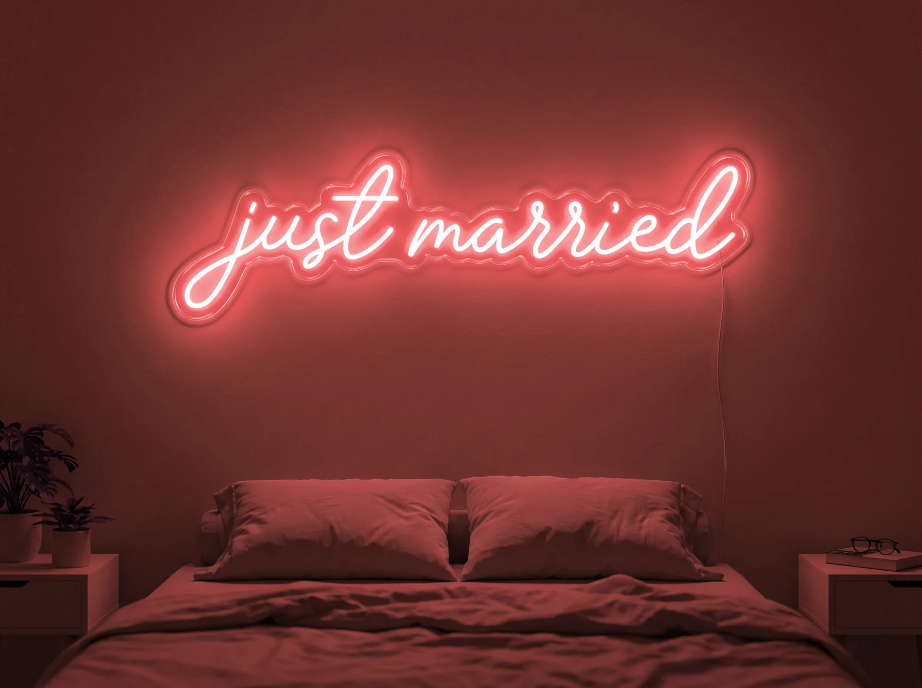 Neonskylt «Just Married» i röd LED-neon, monterad på vägg
