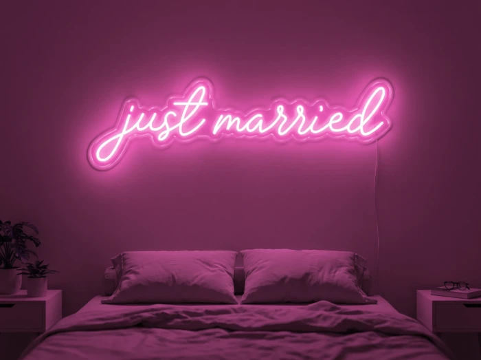 Neonskylt «Just Married» i rosa LED-neon, monterad på vägg