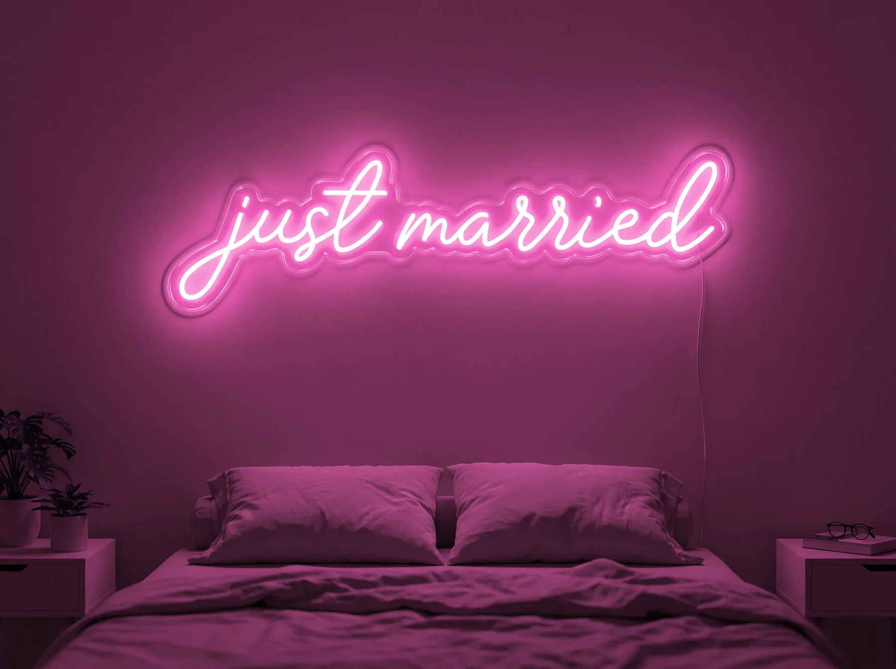 Neonskylt «Just Married» i rosa LED-neon, monterad på vägg