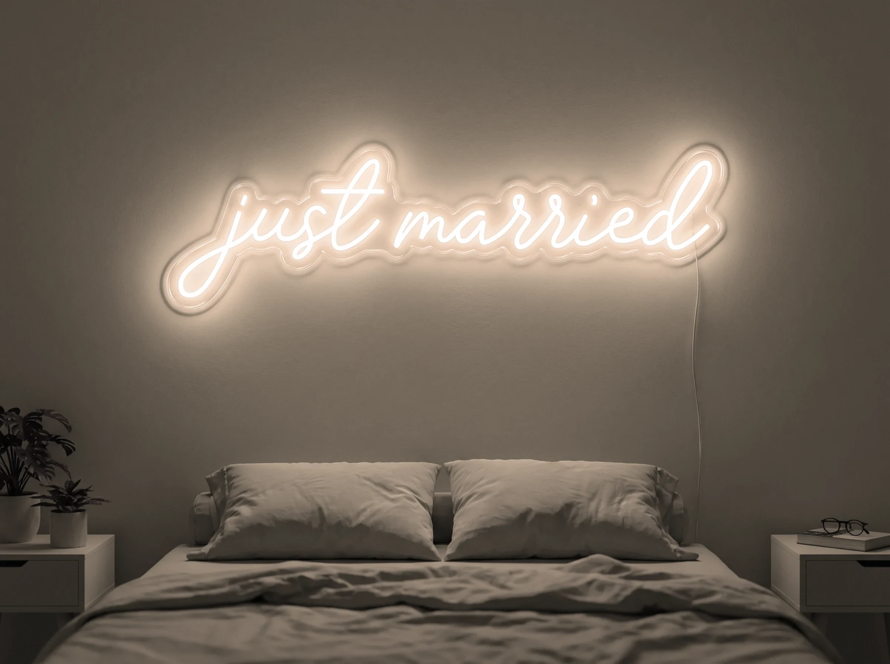 Neonskylt «Just Married» i varmvit LED-neon, monterad på vägg