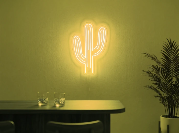 Neonskylt «Kaktus» i gul LED-neon, monterad på vägg