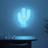 Neonskylt «Kaktus» i isblå LED-neon, monterad på vägg