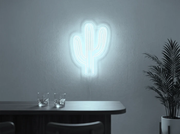 Neonskylt «Kaktus» i iskall vit LED-neon, monterad på vägg