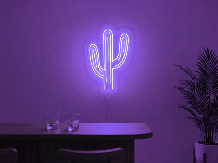 Neonskylt «Kaktus» i lila LED-neon, monterad på vägg