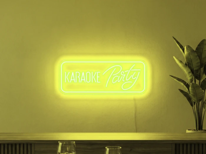 Neonskylt «Karaoke Party» i gul LED-neon, monterad på vägg