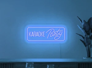 Neonskylt «Karaoke Party» i isblå LED-neon, monterad på vägg