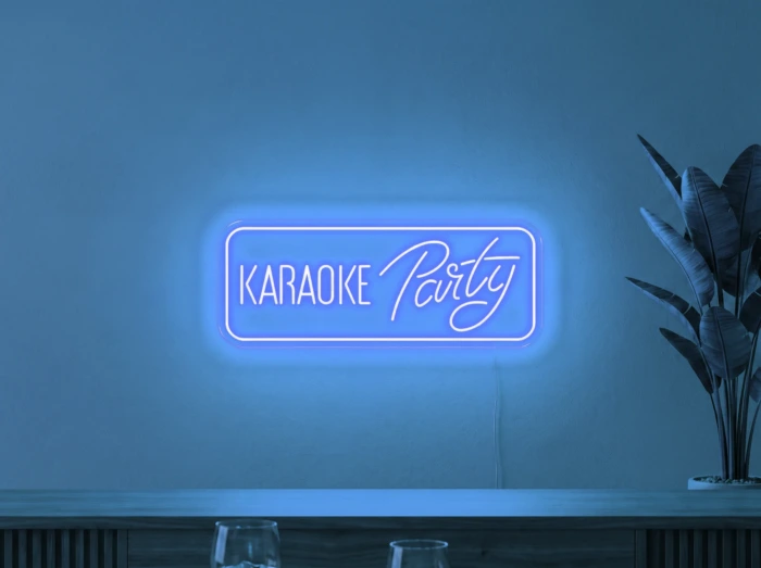Neonskylt «Karaoke Party» i isblå LED-neon, monterad på vägg