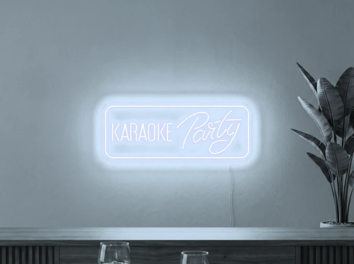 Neonskylt «Karaoke Party» i iskall vit LED-neon, monterad på vägg