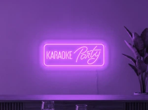 Neonskylt «Karaoke Party» i lila LED-neon, monterad på vägg
