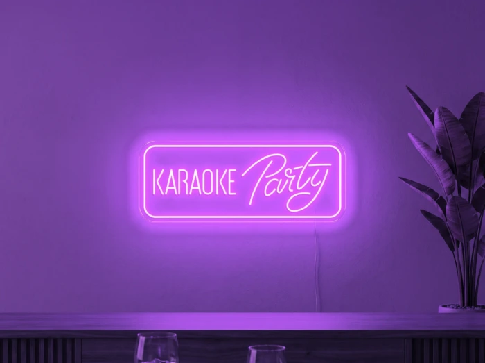 Neonskylt «Karaoke Party» i lila LED-neon, monterad på vägg