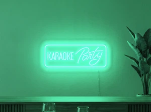Neonskylt «Karaoke Party» i mintgrön LED-neon, monterad på vägg