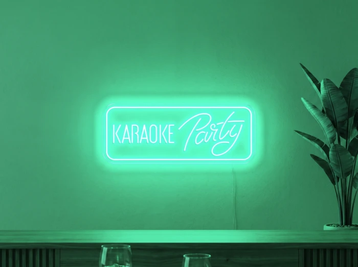 Neonskylt «Karaoke Party» i mintgrön LED-neon, monterad på vägg