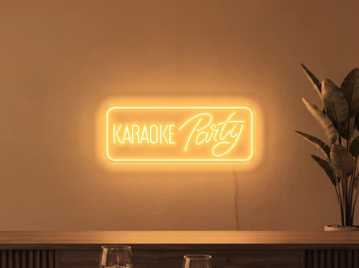 Neonskylt «Karaoke Party» i orange LED-neon, monterad på vägg