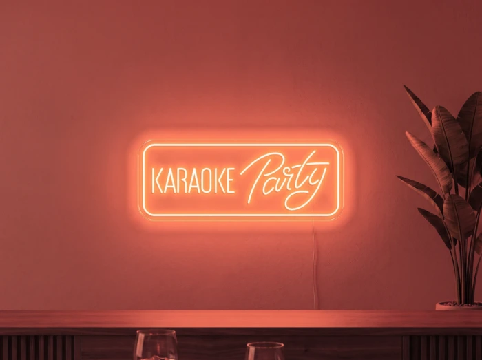 Neonskylt «Karaoke Party» i röd LED-neon, monterad på vägg
