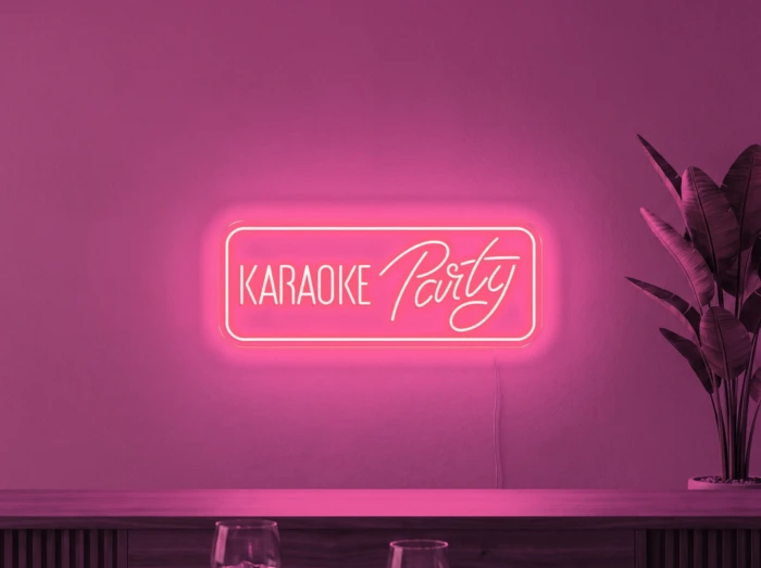 Neonskylt «Karaoke Party» i rosa LED-neon, monterad på vägg