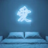 Neonskylt «Kärlek på kinesiska» i isblå LED-neon, monterad på vägg