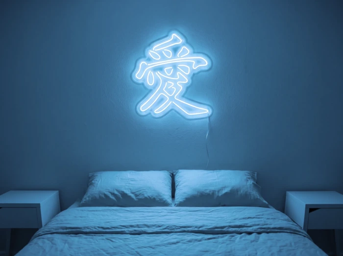 Neonskylt «Kärlek på kinesiska» i isblå LED-neon, monterad på vägg