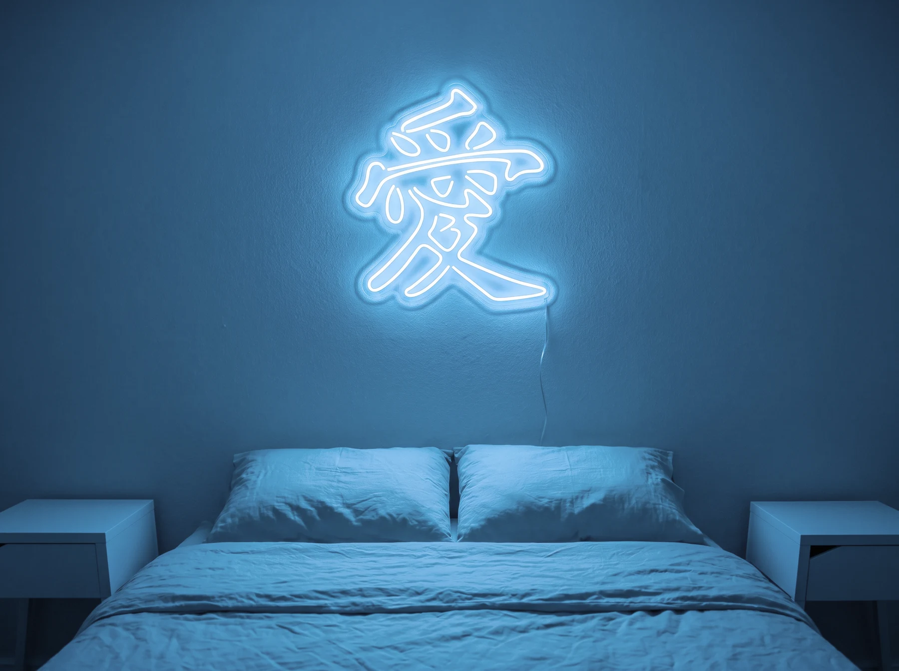 Neonskylt «Kärlek på kinesiska» i isblå LED-neon, monterad på vägg