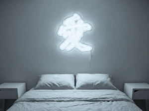 Neonskylt «Kärlek på kinesiska» i iskall vit LED-neon, monterad på vägg