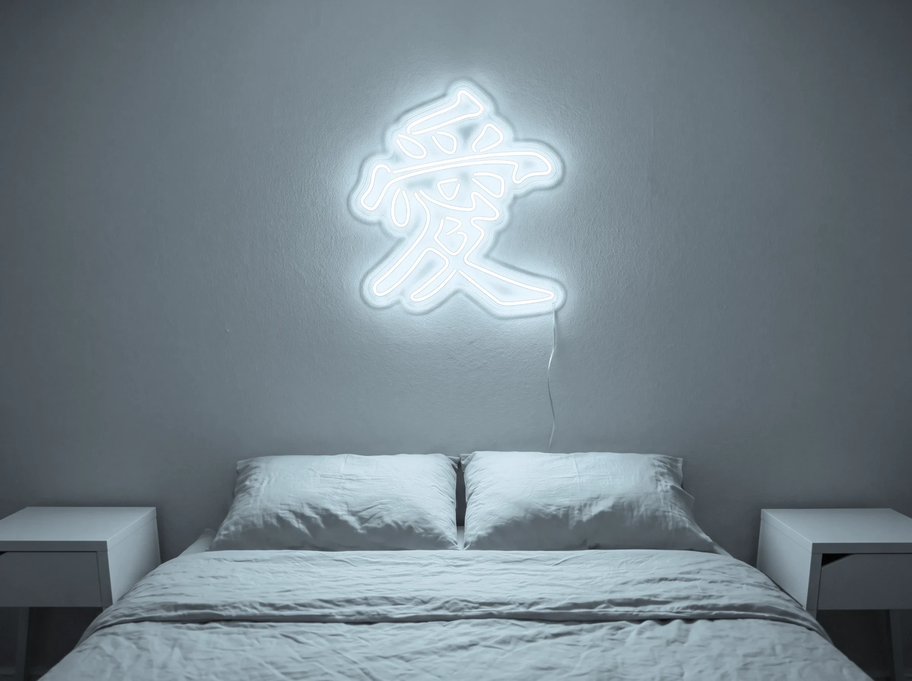 Neonskylt «Kärlek på kinesiska» i iskall vit LED-neon, monterad på vägg