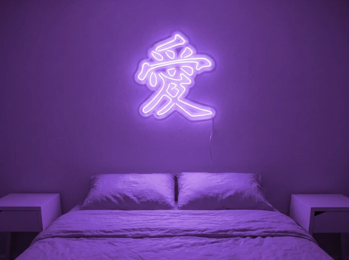 Neonskylt «Kärlek på kinesiska» i lila LED-neon, monterad på vägg