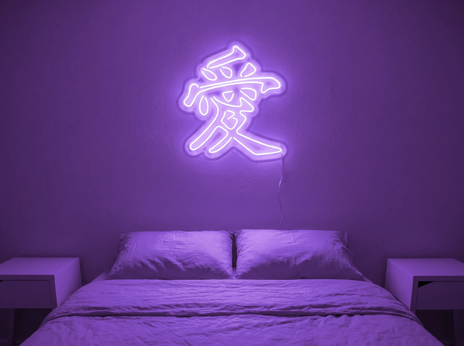 Neonskylt «Kärlek på kinesiska» i lila LED-neon, monterad på vägg