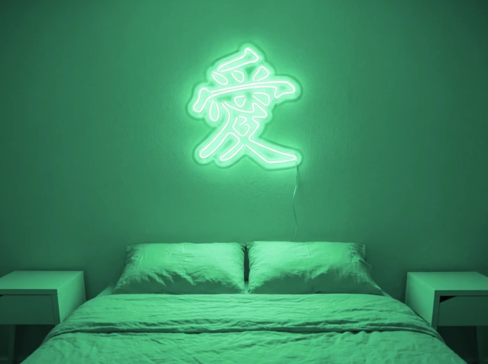Neonskylt «Kärlek på kinesiska» i mintgrön LED-neon, monterad på vägg