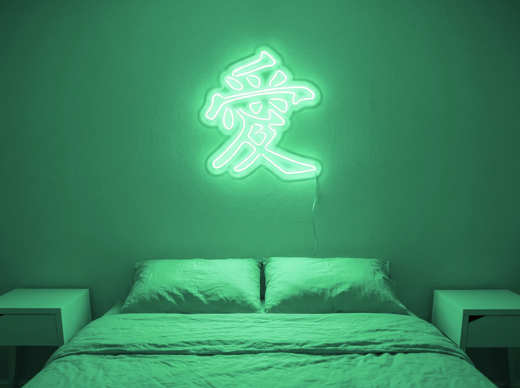 Neonskylt «Kärlek på kinesiska» i mintgrön LED-neon, monterad på vägg