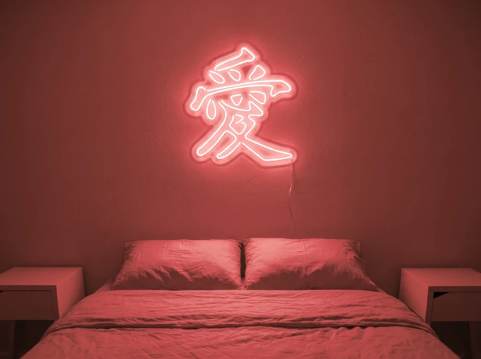 Neonskylt «Kärlek på kinesiska» i röd LED-neon, monterad på vägg