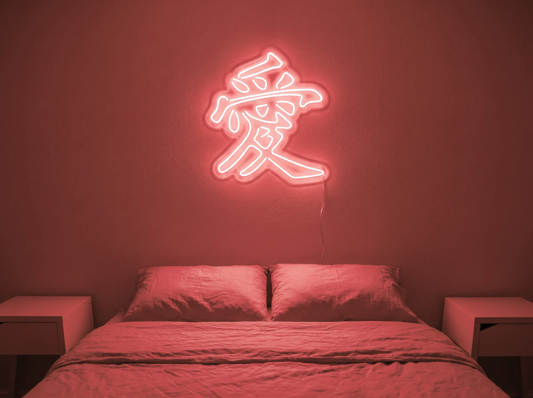 Neonskylt «Kärlek på kinesiska» i röd LED-neon, monterad på vägg