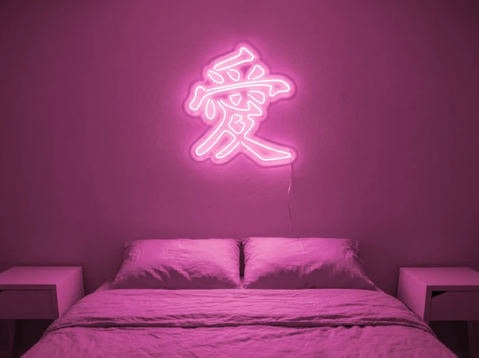 Neonskylt «Kärlek på kinesiska» i rosa LED-neon, monterad på vägg