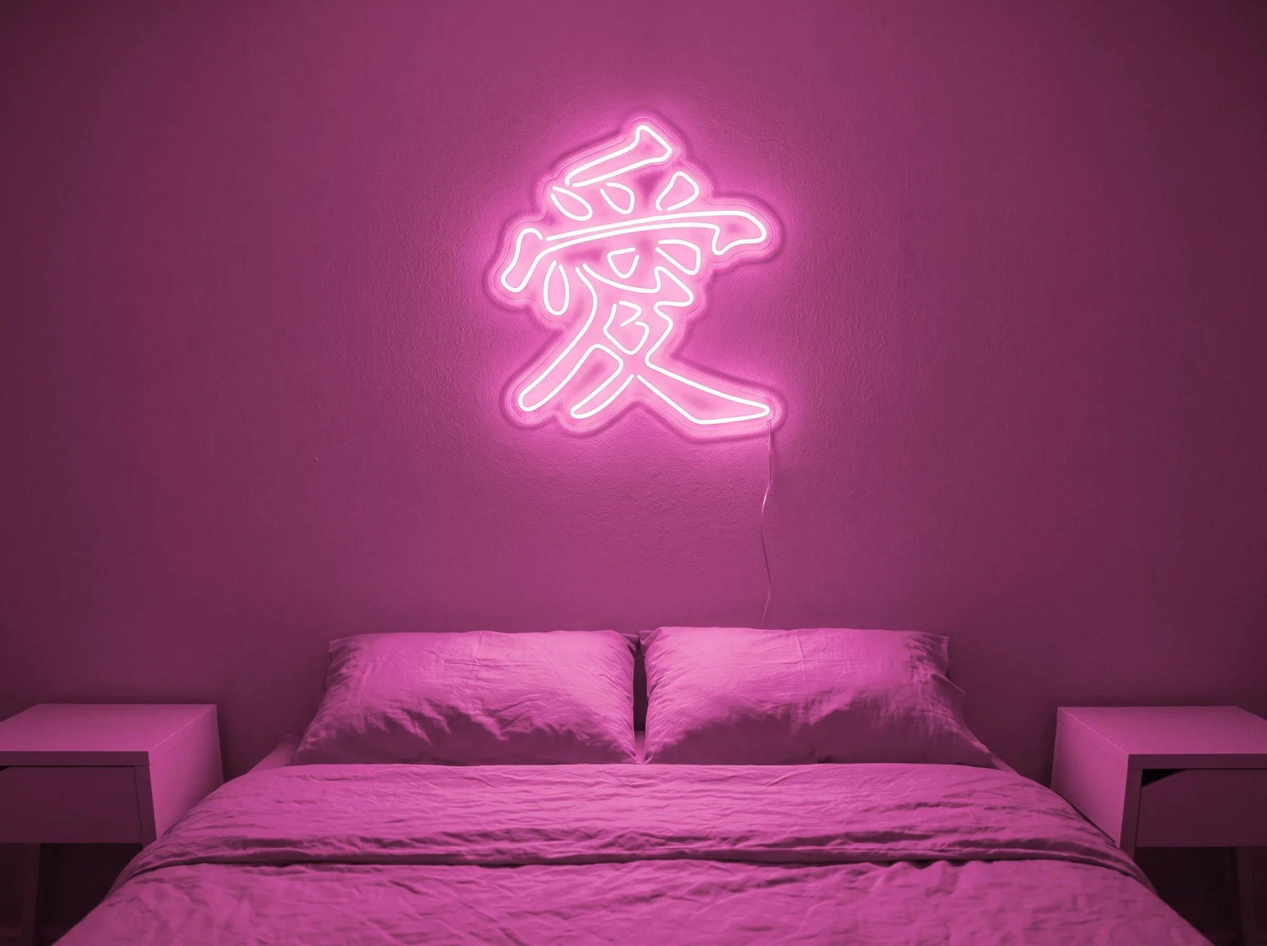 Neonskylt «Kärlek på kinesiska» i rosa LED-neon, monterad på vägg