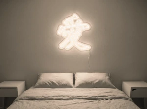 Neonskylt «Kärlek på kinesiska» i varmvit LED-neon, monterad på vägg