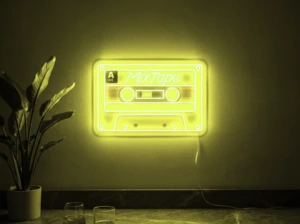 Neonskylt «Kassettband» i gul LED-neon, monterad på vägg