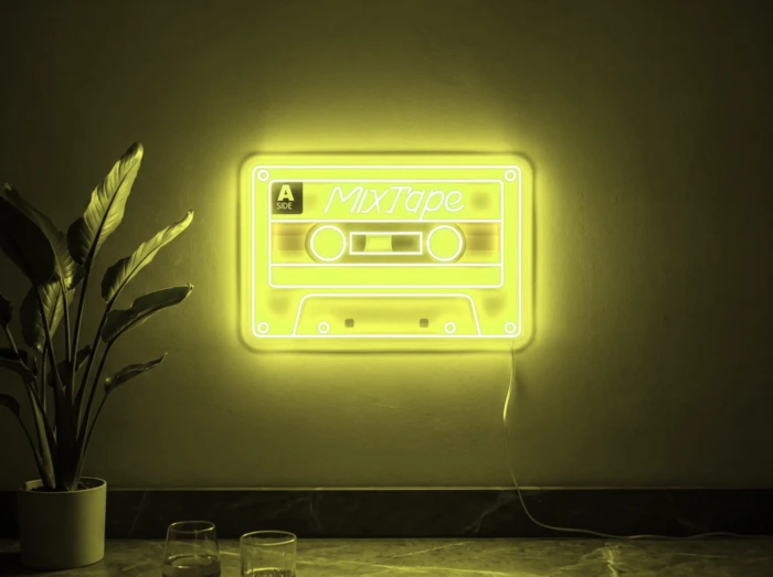 Neonskylt «Kassettband» i gul LED-neon, monterad på vägg