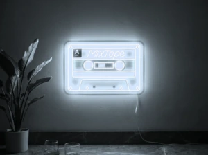 Neonskylt «Kassettband» i iskall vit LED-neon, monterad på vägg