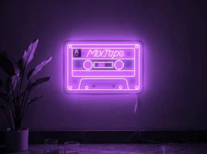 Neonskylt «Kassettband» i lila LED-neon, monterad på vägg