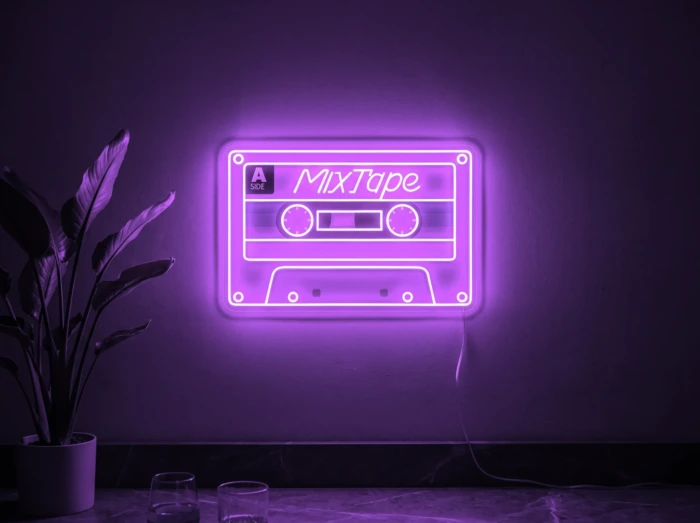 Neonskylt «Kassettband» i lila LED-neon, monterad på vägg