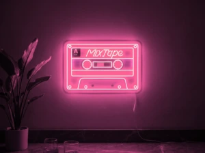 Neonskylt «Kassettband» i rosa LED-neon, monterad på vägg