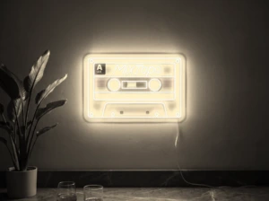 Neonskylt «Kassettband» i varmvit LED-neon, monterad på vägg