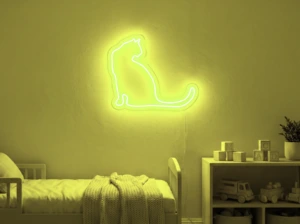 Neonskylt «Katt» i gul LED-neon, monterad på vägg