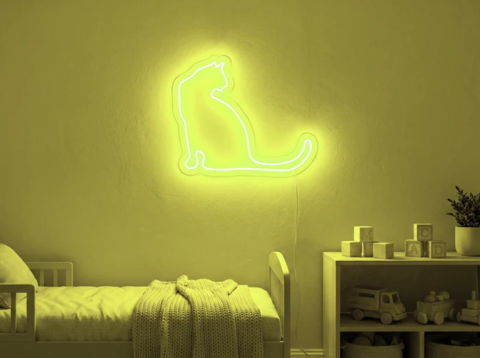 Neonskylt «Katt» i gul LED-neon, monterad på vägg