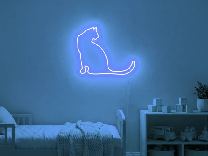 Neonskylt «Katt» i isblå LED-neon, monterad på vägg