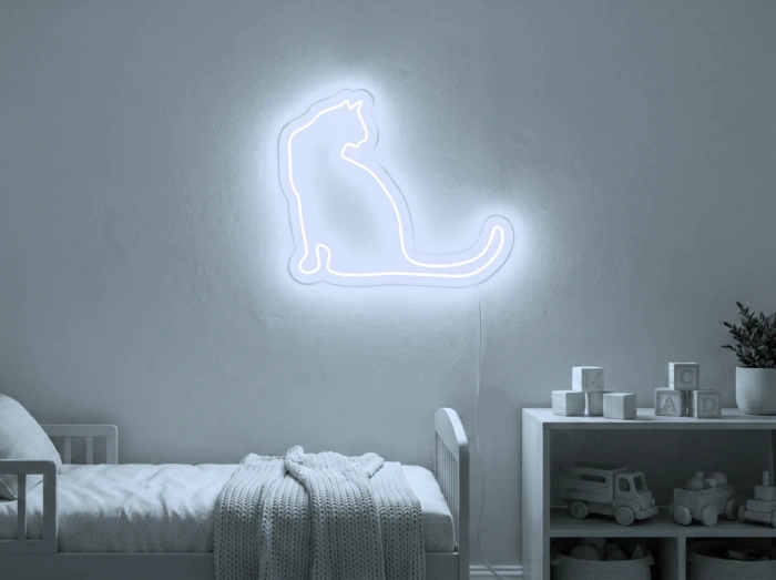 Neonskylt «Katt» i iskall vit LED-neon, monterad på vägg